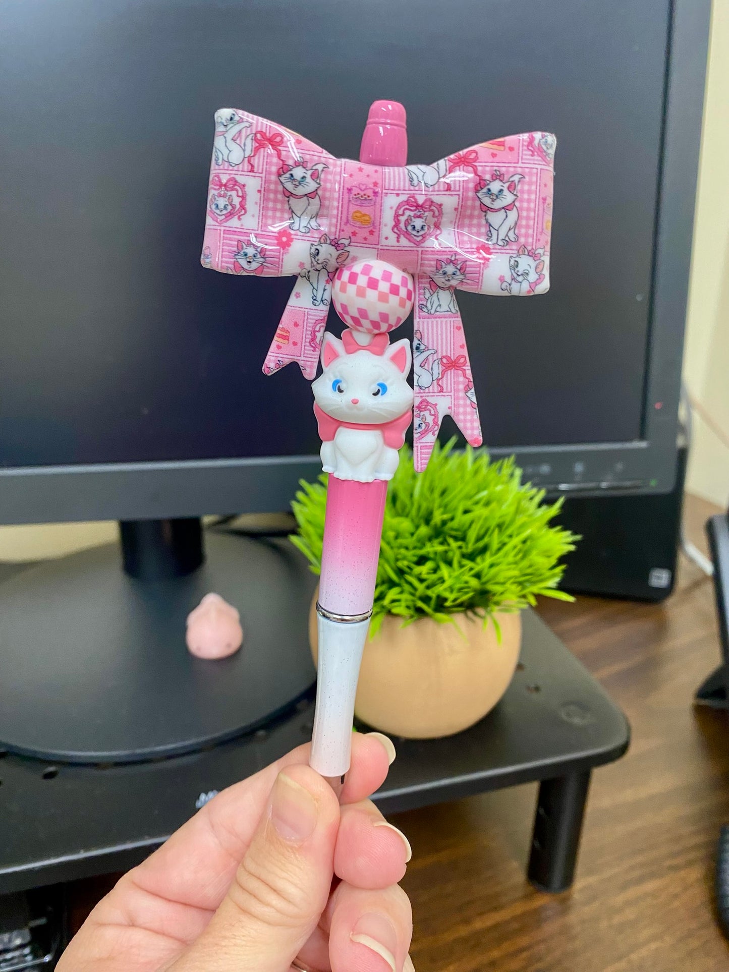 White Fancy Cat Big Bow Beaded Pen